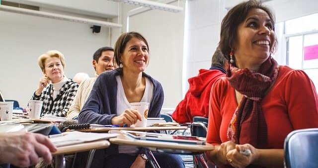 Eine Gruppe von Vertriebsmitarbeitern beim Vertriebscoaching