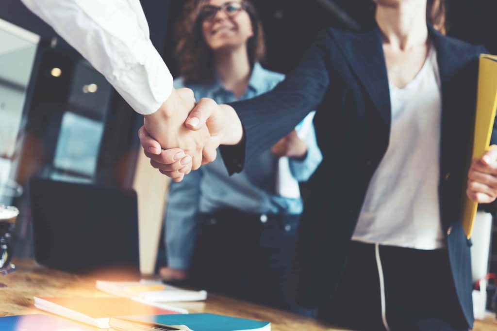 frauen im vertrieb handshake