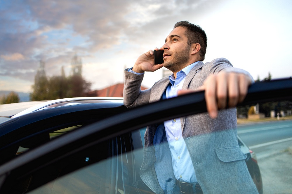 Außendienstmitarbeiter am Telefon