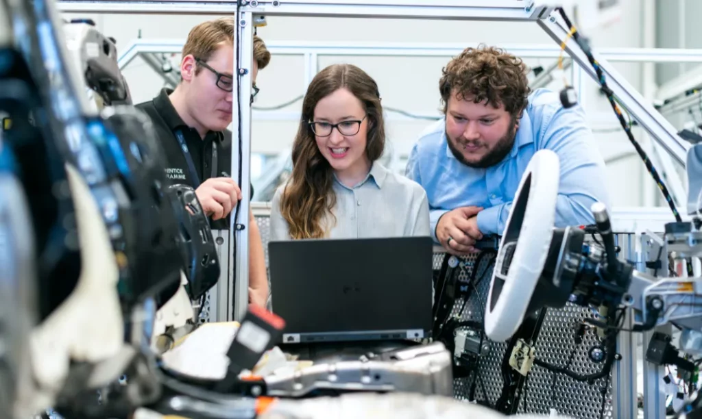 Vertriebsingenieur präsentiert innovative Technik vor Kollegen im Entwicklungslabor.